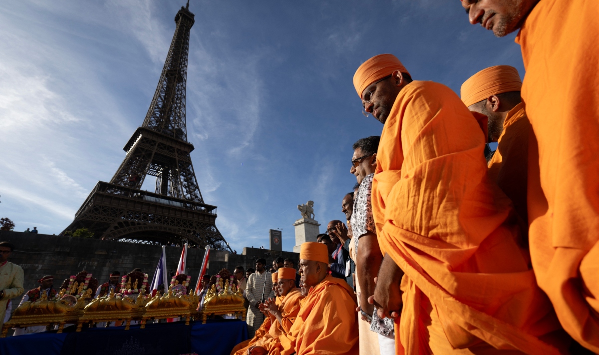 Eiffel Tower chief to step down after uproar over removal women staff during BAPS visit