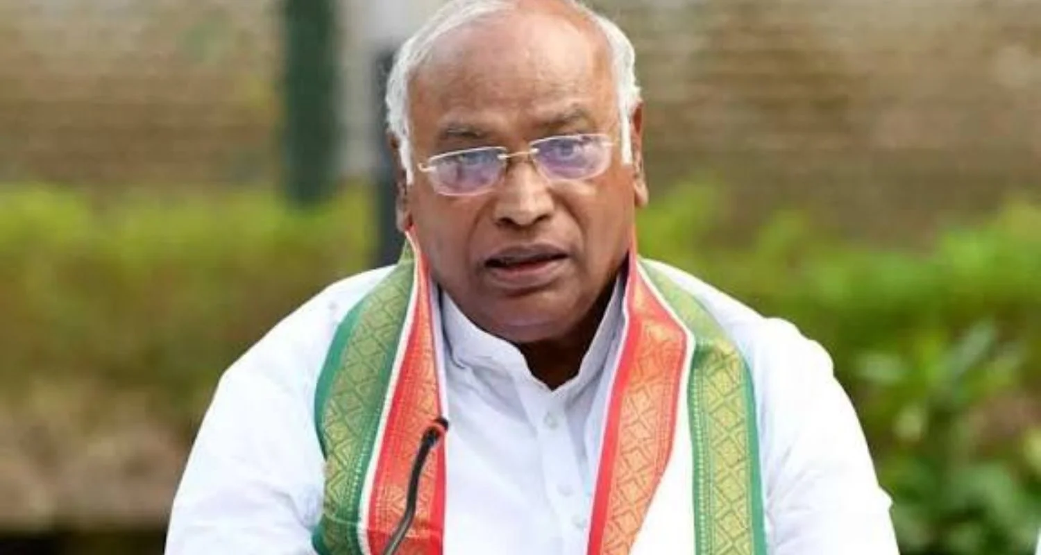  Amid mounting controversy over the rendition of Vande Mataram during Independence Day celebrations, Congress President Mallikarjun Kharge remained defiant on its conduct on Tuesday.